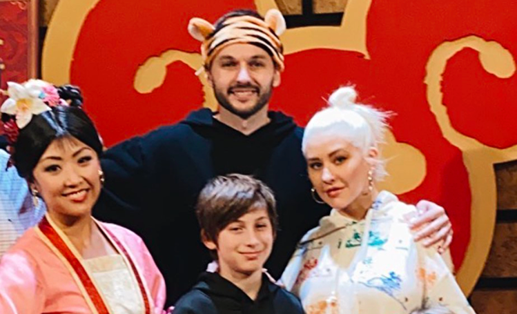 К истокам: Кристина Агилера с женихом Мэттью Ратлером и детьми в Диснейленде