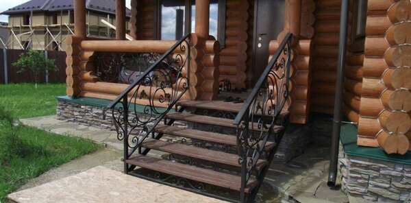 Металлическая конструкция крыльца с кованными элементами перил.