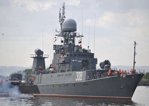 Противолодочные корабли Балтийского флота отразили воздушный налет условного противника