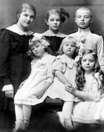 Дети Корьюс в 1914 году (слева направо): первый ряд - Милица, Таня, Аня; второй ряд- Нина, Тамара, Николай.