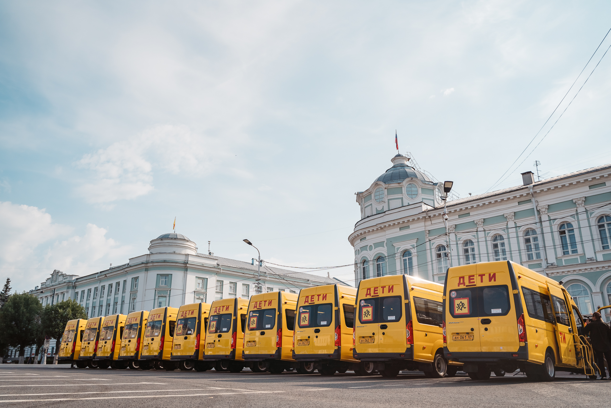 Игорь Руденя передал главам территорий Верхневолжья ключи от новых школьных автобусов