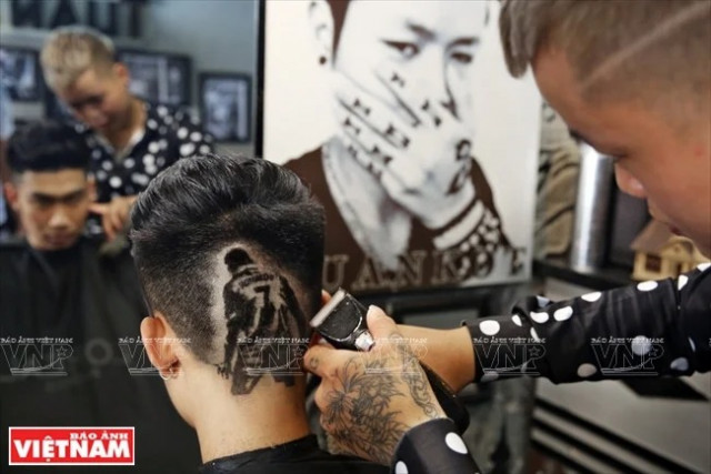 Парикмахер-стилист выстригает на затылках своих клиентов замысловатые произведения искусства