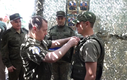 Медведев под звуки выстрелов вручил награды солдатам ВС России