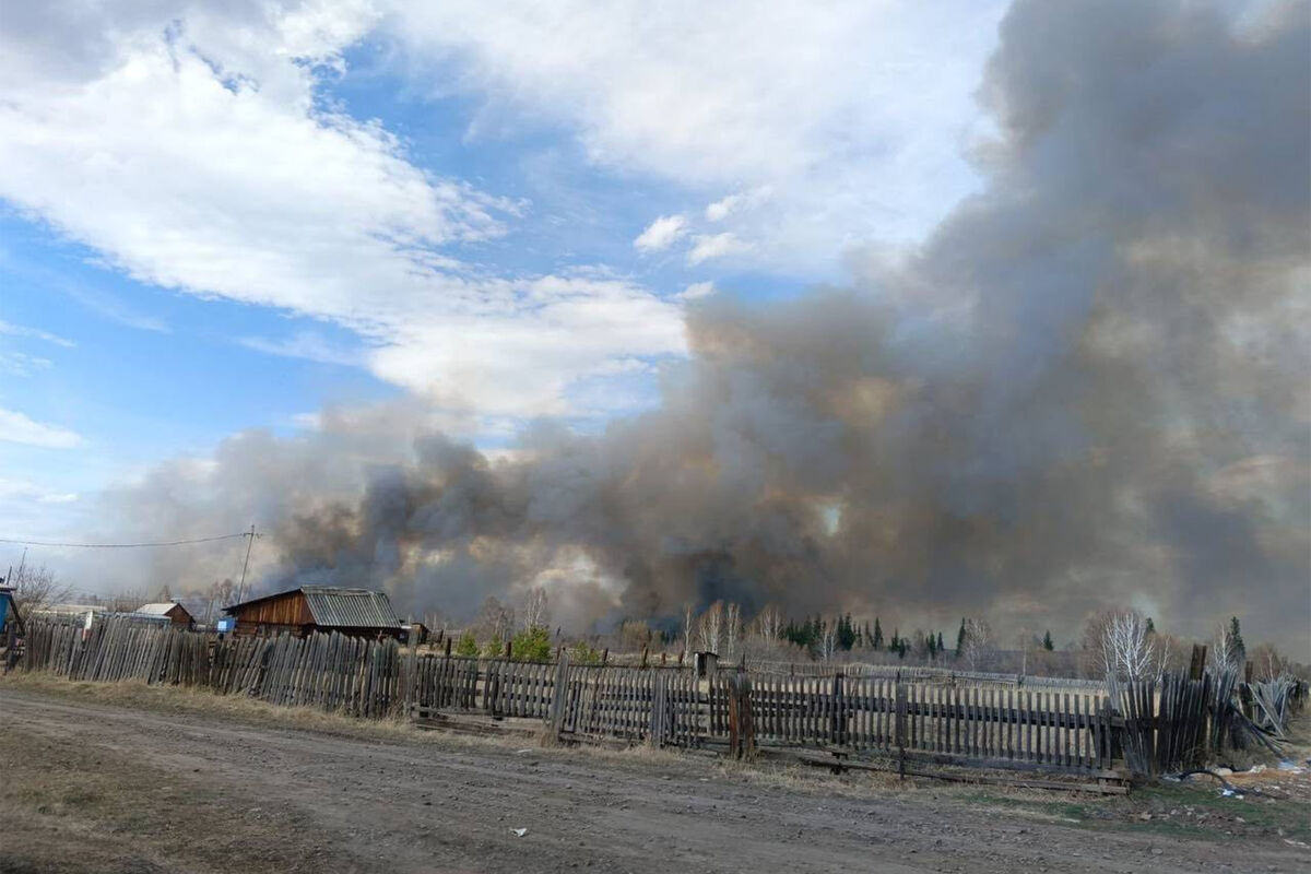В Вихоревке Иркутской области началась эвакуация дачников из-за верхового пожара