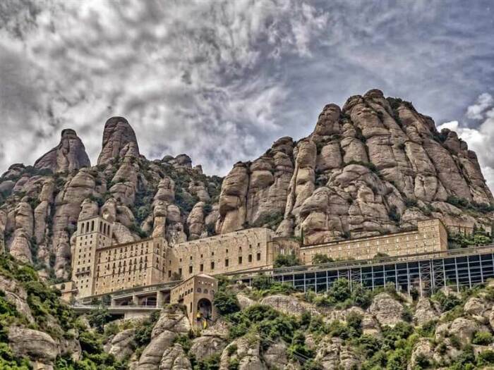 В испанский монастырь Монтсеррат добраться совсем непросто / Фото: teg.com.ua