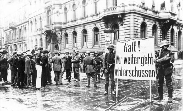 Путчисты на Вильгельмплац перед окружённым правительственным кварталом. Надпись на плакате: «Стой! Кто пойдёт дальше, будет застрелен»