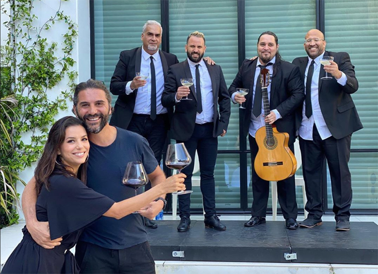 Оркестр и коронавирусный этикет: Ева Лонгория и Хосе Бастон с размахом отметили четвертую годовщину свадьбы Оркестр и коронавирусный этикет: Ева Лонгория и Хосе Бастон с размахом отметили четвертую годовщину свадьбы Звезды,Звездные пары