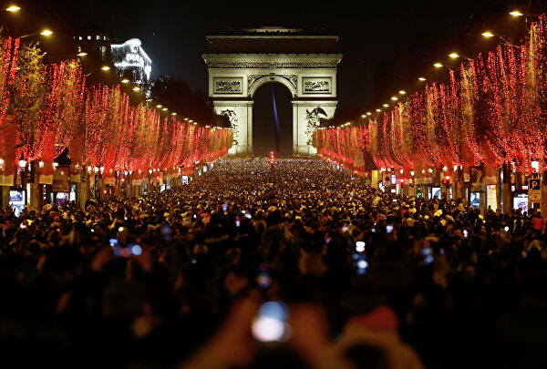Празднование Нового года в Париже, Франция