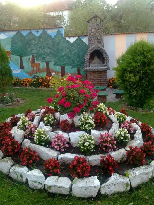 Альпийская горка из цветов. | Фото: Pinosy.