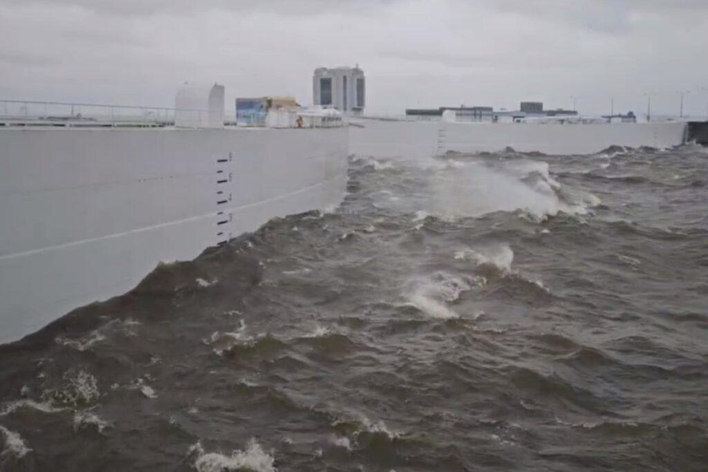 Наводнение в Петербурге: падают деревья, закрыт Петергоф и парки