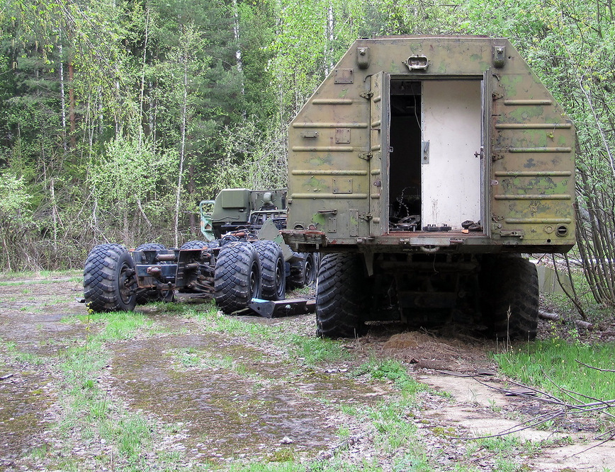 Неожиданная находка в лесу: два брошенных военных гиганта военная техника