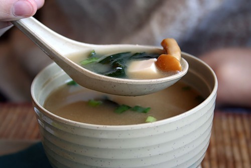 Грибной мисо-суп по-японски бульон, комбу, традиционный, минут, готовый, процедите Поставьте, Полученный, бонито, хлопья, рыбные, водоросли, литре, прокипятите, течение, положите, этого, смПриготовьте, кубики, порежьте, ножом