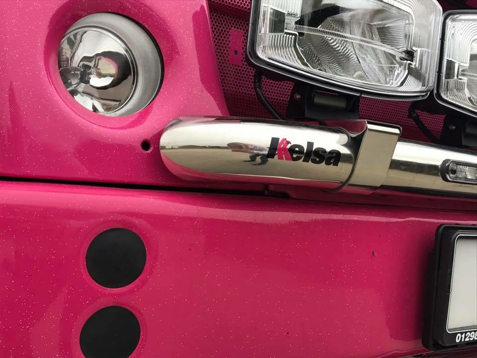 Ярко-розовый грузовик самосвал Scania “Принцесса” - он собирает пожертвования для маленьких пациентов Ярко-розовый грузовик самосвал Scania “Принцесса” - он собирает пожертвования для маленьких пациентов авто