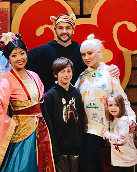 К истокам: Кристина Агилера с женихом Мэттью Ратлером и детьми в Диснейленде Дети,Дети знаменитостей