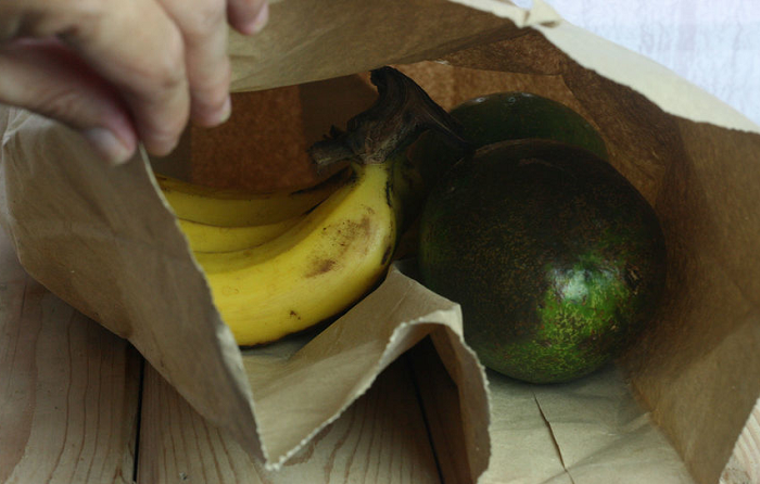 Храните авокадо в пакете с бананами. / Фото: immunocap.ru