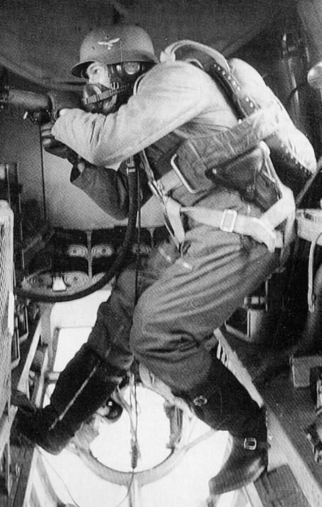 Бортовой стрелок немецкого бомбардировщика Не-111 Великая Отечественная Война, архивные фотографии, вторая мировая война