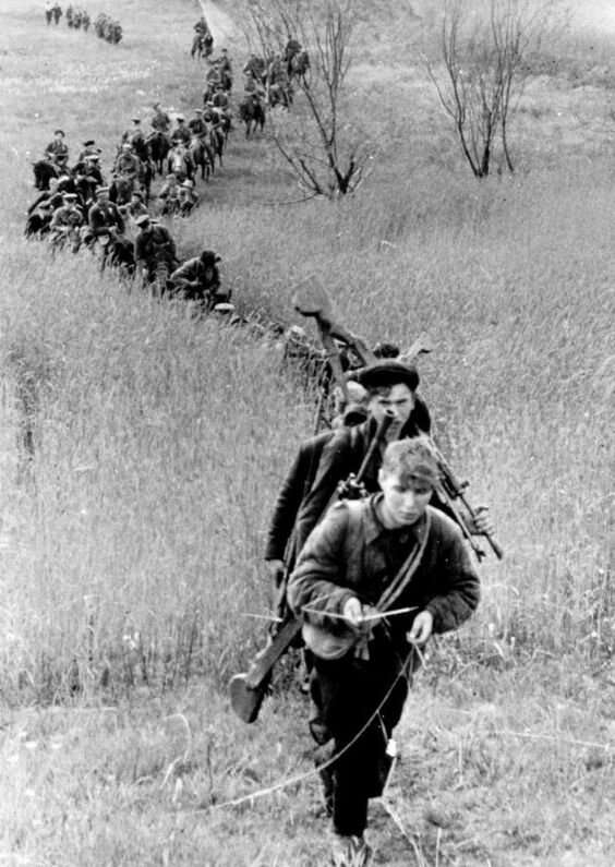 Отряд 3-й Ленинградской партизанской бригады на марше. 1943 год Великая Отечественная Война, архивные фотографии, вторая мировая война