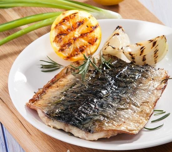 Жарим рыбу на открытом огне: 10 рецептов для гриля и мангала кулинария,рецепты,рыбные блюда