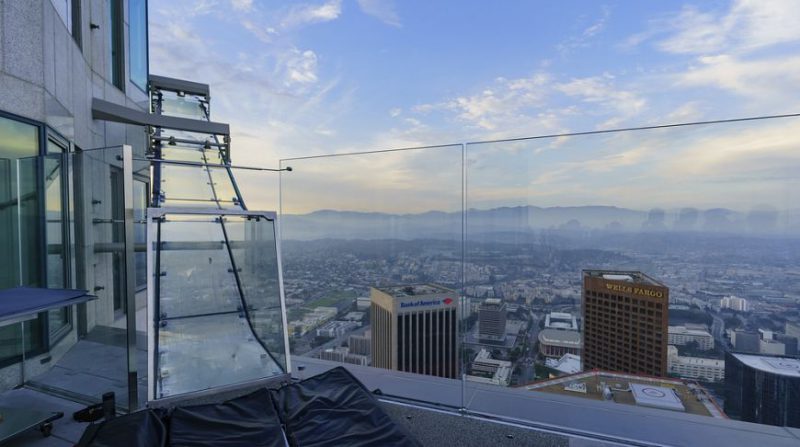 Стеклянная горка на самом высоком небоскребе Лос-Анджелеса заменяет отважным лифт здания, трубе, всего, коврик, стоит, Skyslide, резиновый, террасой, случаются, казусы, одеждуНесмотря, трения, долларов, защищает, поверхностью, сцепление, уменьшает, который, впечатления, время