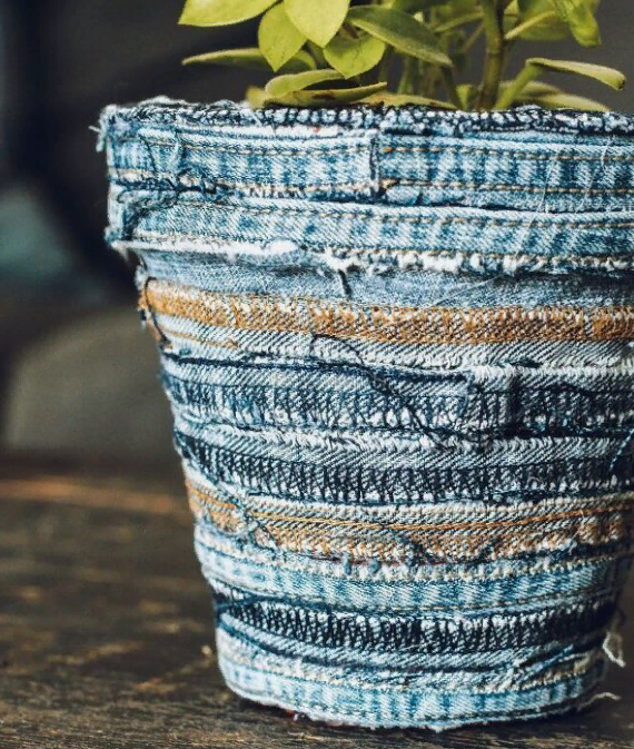 Древние джинсы, пылящиеся в шкафу – это неповторимая основа для творческих изделий в вопросе оформления интерьера.-12-2