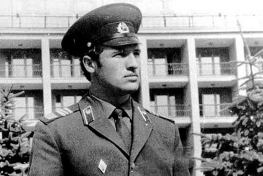 Как выглядели знаменитые усачи без растительности на лице