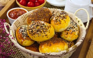 Чесночные булочки с начинкой