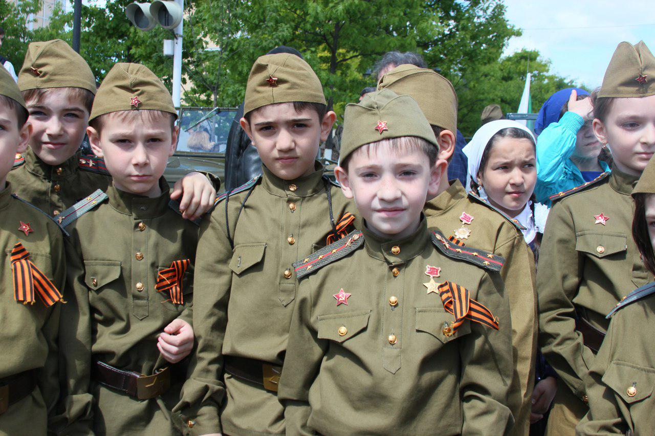 9 мая грозный. День Победы в Чечне. Бессмертный полк в Чечне. Дети в военной форме на 9 мая. Парад Победы в Чечне.