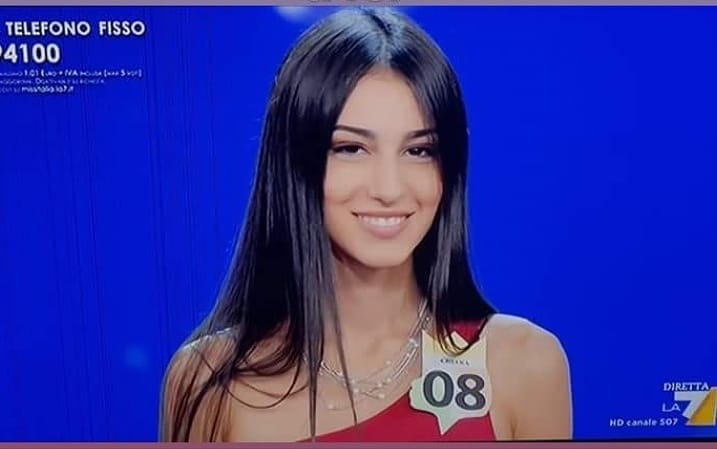 Кажется, что в этой девушке нет ничего особенного, кроме красоты. Но, стоит ей раздется, и все меняется Кажется, что в этой девушке нет ничего особенного, кроме красоты. Но, стоит ей раздется, и все меняется Женщины