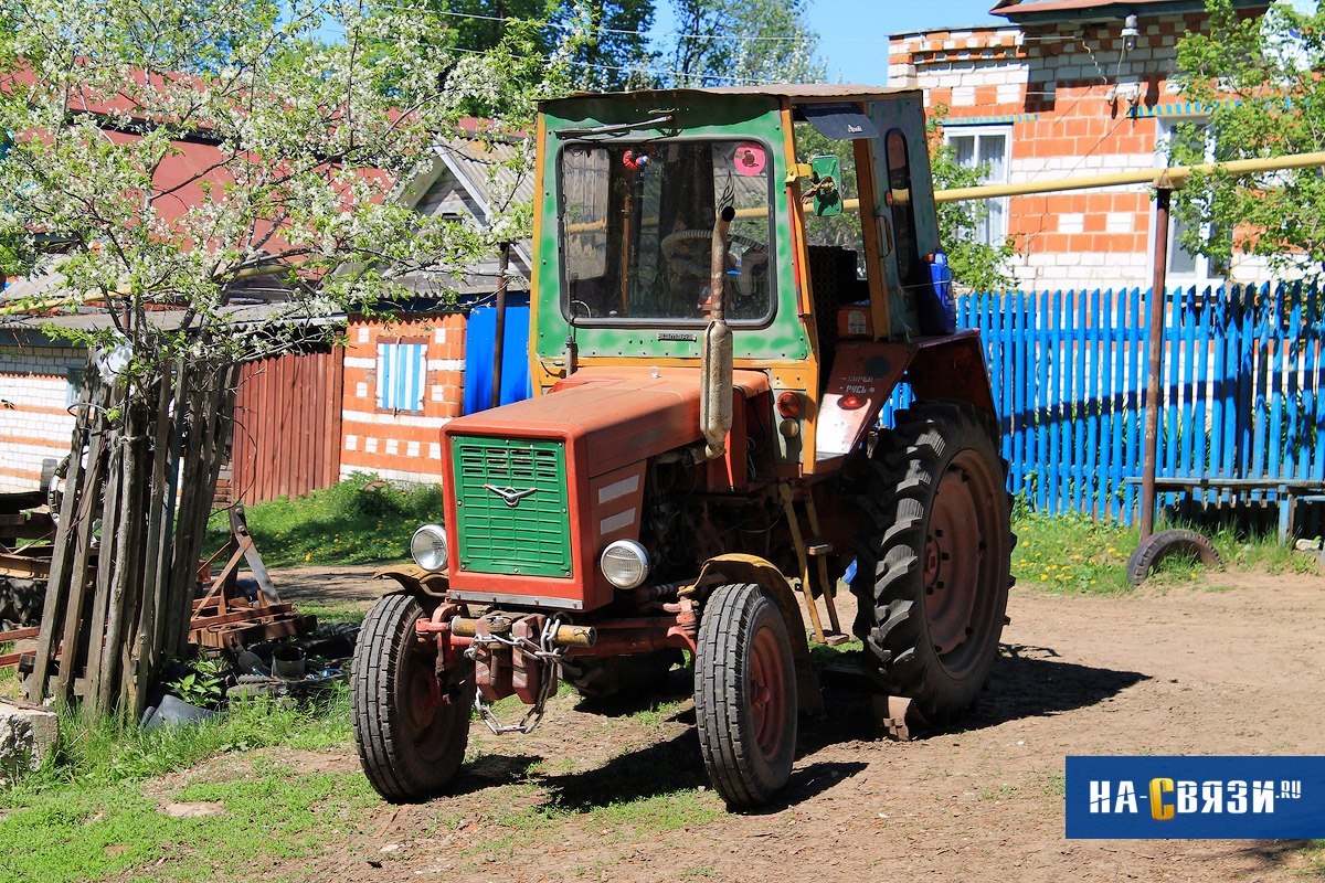 Сельские автомобили. Трактор деревенский. Трактор в деревне. Трактор в селе. Старый трактор в деревне.