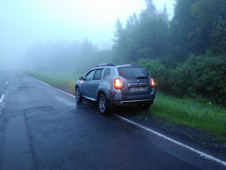 в случае когда правые колеса автомобиля наезжают на неукрепленную влажную обочину рекомендуется