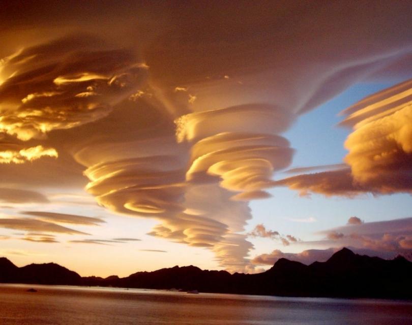 Лентикулярные облака (© jollysailor1950)