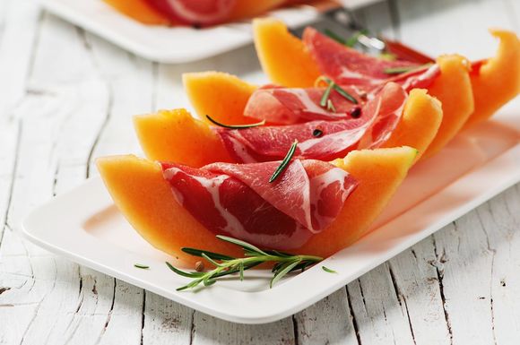 Сочно, вкусно, ярко: 7 оригинальных блюд с арбузом и дыней