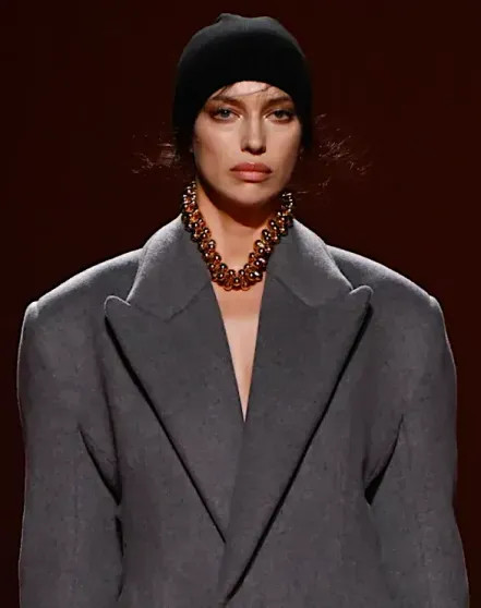 Неделя моды в Милане: Ирина Шейк вышла на подиум в пальто на 