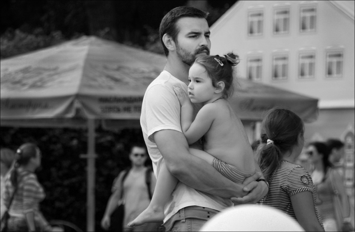 Сын возбудил отца. Девушка обнимает отца. Фотосессия отец и дочь. Девушка с папой.