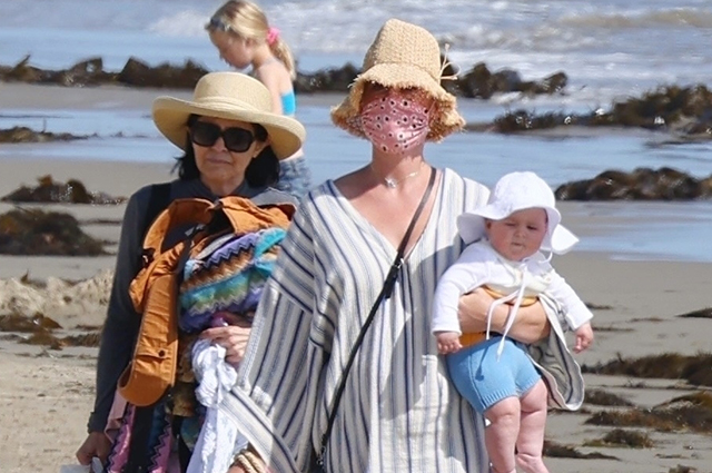 Кэти Перри и Орландо Блум с дочерью Дейзи на пляже в Санта-Барбаре