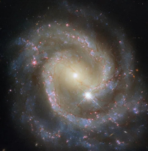 «Хаббл» показал спиральную галактику NGC 3507 в паре с необычным компаньоном