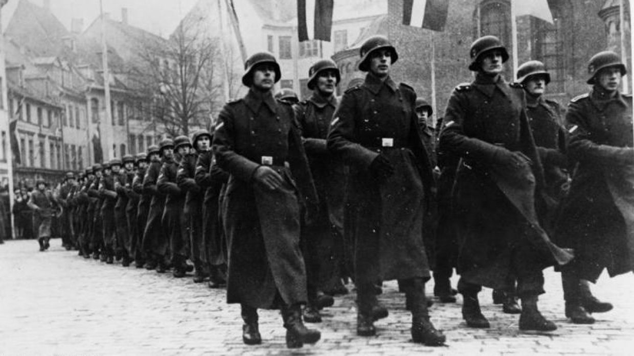 Парад латышских легионеров в честь дня основания Латвийской Республики. Рига, Домская площадь, 18 ноября 1943 года. Фото: wikipedia.org