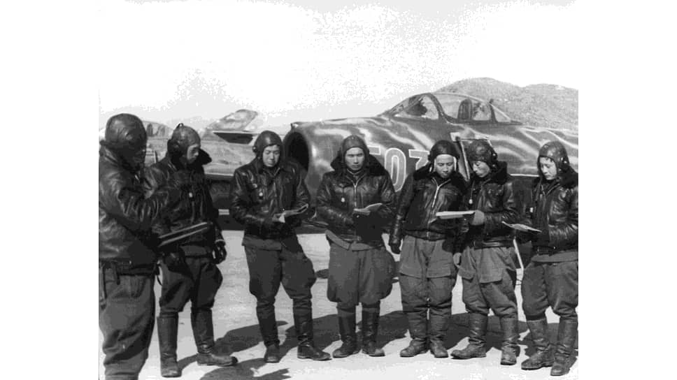 «Корейским и китайским летчикам (на фото) приходилось гораздо труднее при встречах с F-86, поскольку они не имели достаточной летно-тактической подготовки»