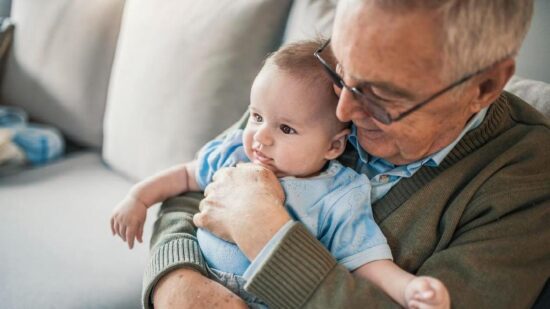 «Можете не дожить до его 18-летия»: 72-летняя пара в суде добилась права стать родителями