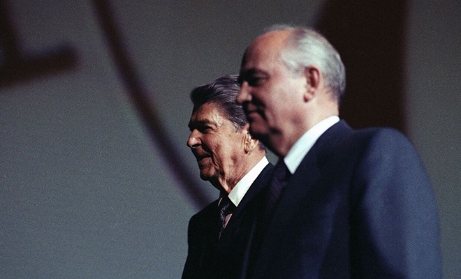 В 1985 году президент США приехал на срочную встречу с Горбачевым. Он просил помощи в защите от инопланетян Культура