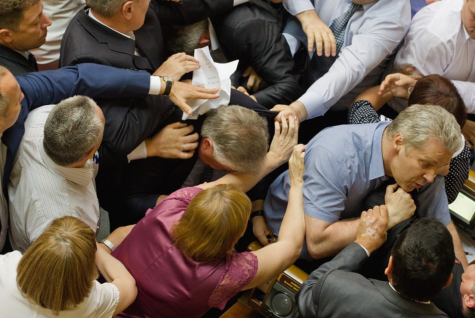 Жесткое выяснение отношений в стенах украинского парламента. Фото: GLOBAL LOOK PRESS