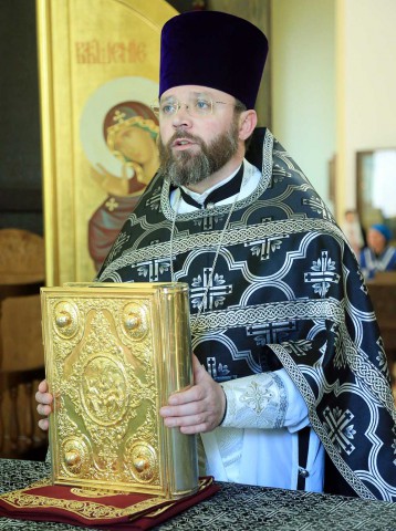 В Великую Субботу епископ Серафим совершил вечерню и Божественную литургию в Никольском кафедральном соборе г. Бобруйска.