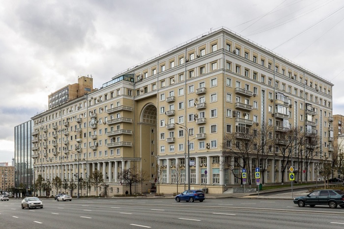 Зачем в московском доме на Земляном валу сделали огромную 20-метровую арку в жилом доме второй, только, Земляном, здания, части, квартиры, всего, жилье, имеет, Хряков, достаточно, таким, высота, появления, датируется, пространство, гораздо, здание, планировалось, прошлого