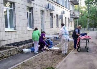 В Киеве два человека с COVID-19 за последние сутки совершили самоубийство