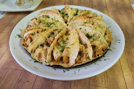 Пирог с куриной грудкой в лаваше лаваша, помыть, выложить, Пирог, курицей, растительное, Нарезать, небольшими, разогреть, Затем, сверху, Готовить, около, перец, сковороду, посыпать, пирог, минут, среднем, куриного