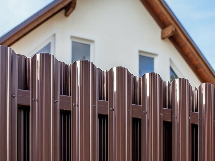 Как установить на даче «глухой» забор без получения разрешений и не нарушая закон архитектура,ремонт и строительство