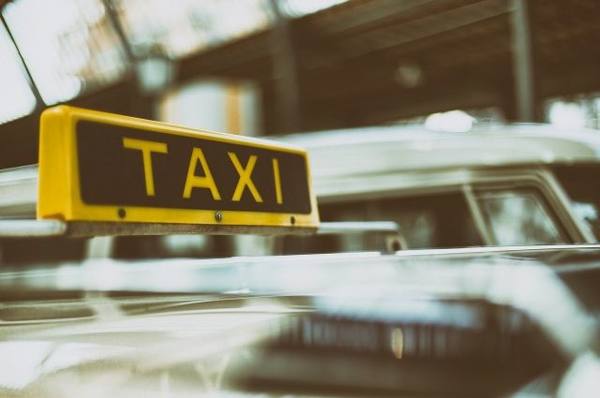 Пассажирка такси погибла в аварии на пустой дороге рано утром в Ставрополе