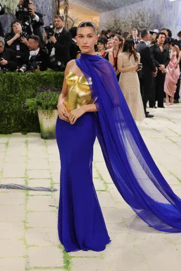 13 неудачных образов Met Gala: Хайди Клум в образе статуи, Хейли Бибер в золоте и 