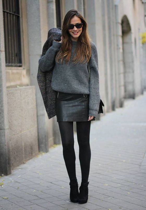 Черная кожаная юбка и серый свитер