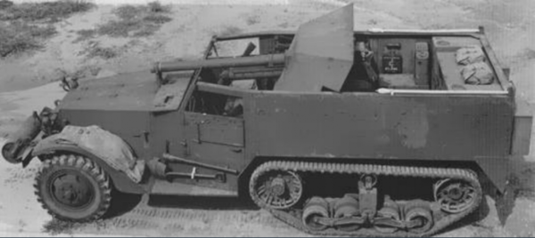 Американский БТР М-3, поставлявшийся в СССР по ленд-лизу. Чаще использовался не для транспортировки солдат, а для их огневой поддержки на поле боя. Также нередко на эти машины устанавливались противотанковые орудия.